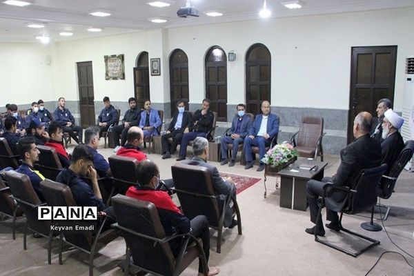 دیدار اعضای تیم ملی فوتبال ساحلی با نماینده ولی فقیه در استان بوشهر