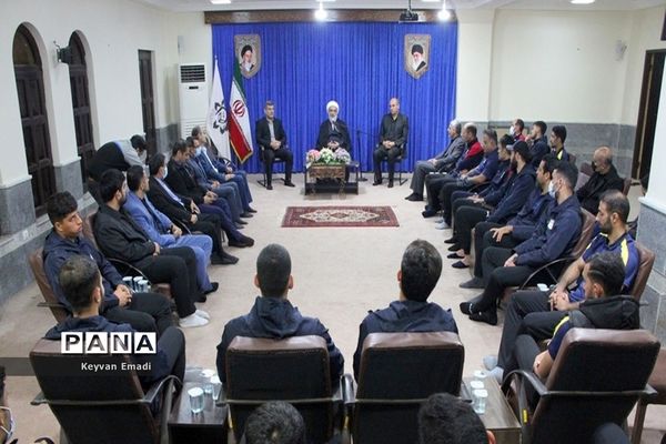 دیدار اعضای تیم ملی فوتبال ساحلی با نماینده ولی فقیه در استان بوشهر