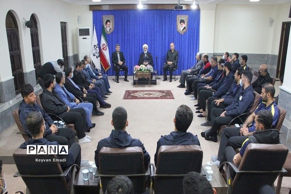 دیدار اعضای تیم ملی فوتبال ساحلی با نماینده ولی فقیه در استان بوشهر