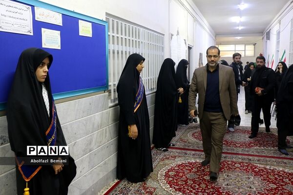 وداع کارکنان آموزش و پرورش ناحیه یک قم با پیکر شهید گمنام