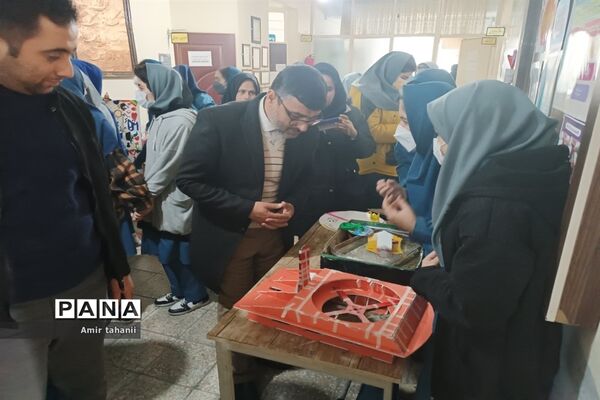 بازدید مدیر آموزش و پرورش منطقه ۱۸  از نمایشگاه دانش‌آموزی پژوهش دبیرستان فرزانگان ۶