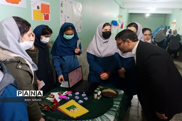 بازدید مدیر آموزش و پرورش منطقه ۱۸  از نمایشگاه دانش‌آموزی پژوهش دبیرستان فرزانگان ۶