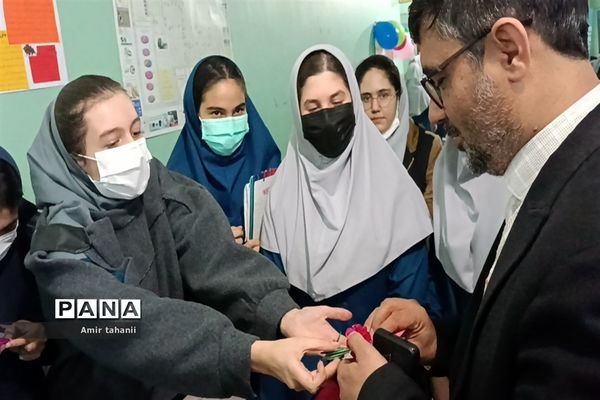 بازدید مدیر آموزش و پرورش منطقه ۱۸  از نمایشگاه دانش‌آموزی پژوهش دبیرستان فرزانگان ۶