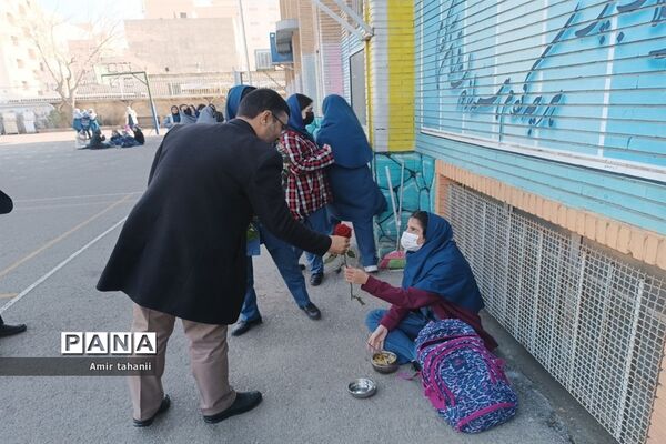 بازدید مدیر آموزش و پرورش منطقه ۱۸  از نمایشگاه دانش‌آموزی پژوهش دبیرستان فرزانگان ۶