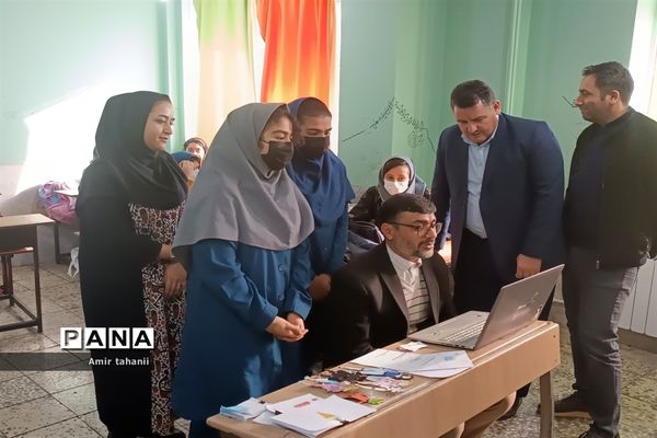 بازدید مدیر آموزش و پرورش منطقه ۱۸  از نمایشگاه دانش‌آموزی پژوهش دبیرستان فرزانگان ۶