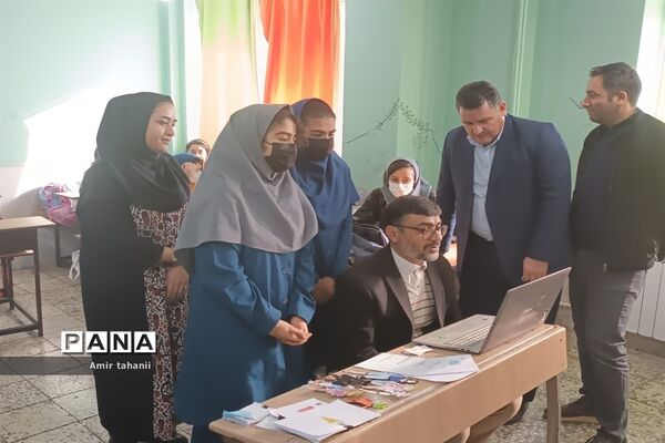 بازدید مدیر آموزش و پرورش منطقه ۱۸  از نمایشگاه دانش‌آموزی پژوهش دبیرستان فرزانگان ۶