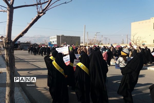 حضور دانش‌آموزان در نماز جمعه 9 دیماه