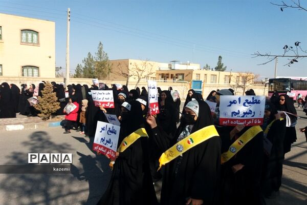 حضور دانش‌آموزان در نماز جمعه 9 دیماه