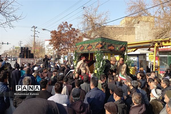 تشییع پیکر شهید گمنام روی دستان پرمهرمردم مشهد