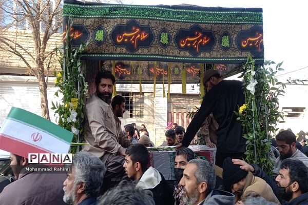 تشییع پیکر شهید گمنام روی دستان پرمهرمردم مشهد