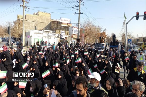 تشییع پیکر شهید گمنام روی دستان پرمهرمردم مشهد