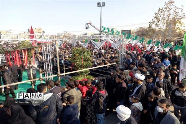 تشییع پیکر شهید گمنام روی دستان پرمهرمردم مشهد