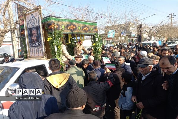 تشییع پیکر شهید گمنام روی دستان پرمهرمردم مشهد