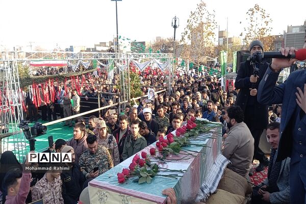 تشییع پیکر شهید گمنام روی دستان پرمهرمردم مشهد