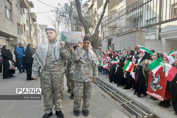 دیدار مدیر آموزش و پرورش منطقه ۱۸ با خانواده شهدا