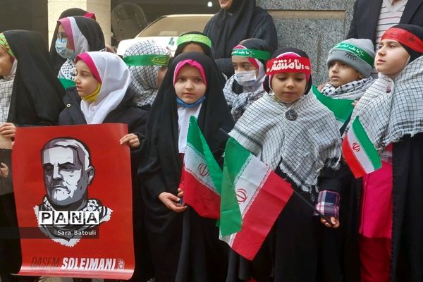 دیدار مدیر آموزش و پرورش منطقه ۱۸ با خانواده شهدا