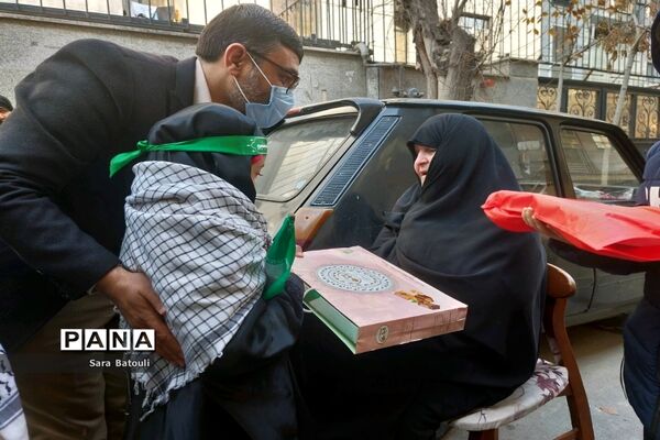 دیدار مدیر آموزش و پرورش منطقه ۱۸ با خانواده شهدا