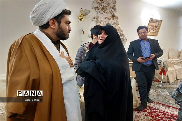 دیدار مدیر آموزش و پرورش منطقه ۱۸ با خانواده شهدا