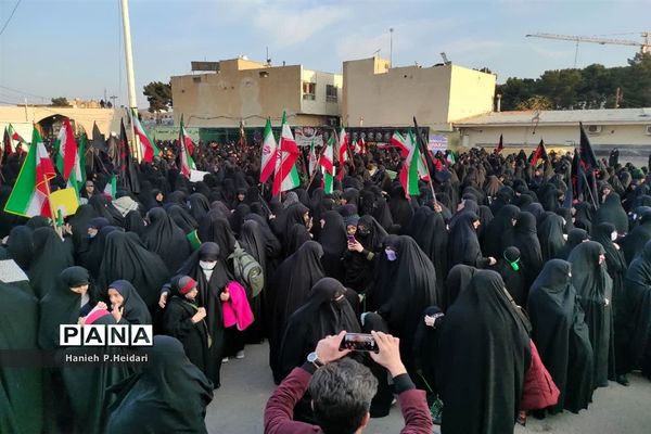 تجمع دختران دانش‌آموز قمی در دفاع از حجاب و عفاف