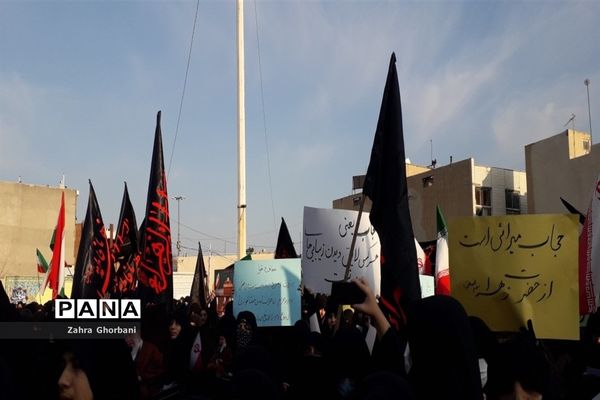 تجمع دختران دانش‌آموز قمی در دفاع از حجاب و عفاف