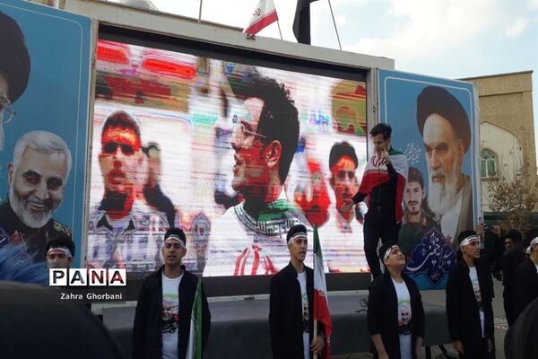 تجمع دختران دانش‌آموز قمی در دفاع از حجاب و عفاف