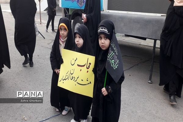 تجمع دختران دانش‌آموز قمی در دفاع از حجاب و عفاف