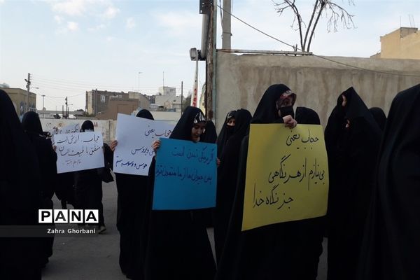 تجمع دختران دانش‌آموز قمی در دفاع از حجاب و عفاف