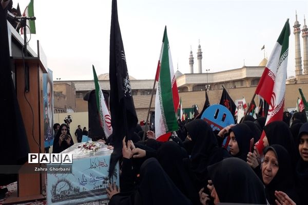 تجمع دختران دانش‌آموز قمی در دفاع از حجاب و عفاف