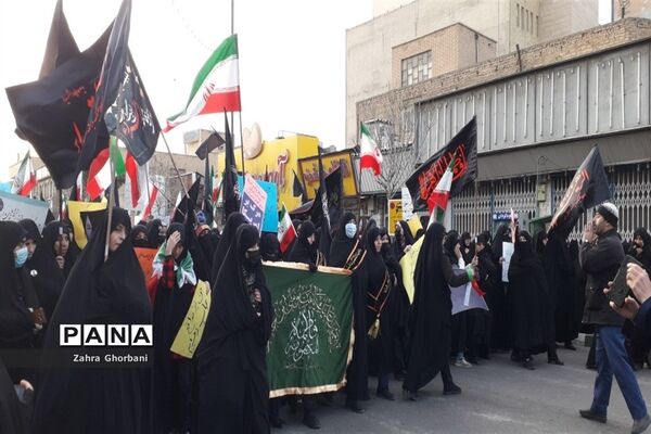 تجمع دختران دانش‌آموز قمی در دفاع از حجاب و عفاف