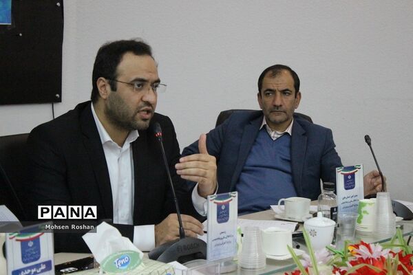 نشست صمیمی رئیس مرکز اطلاع‌رسانی و روابط عمومی وزارت آموزش و پرورش با کارشناسان در بوشهر