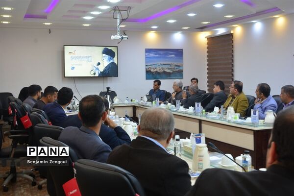 نشست صمیمی رئیس مرکز اطلاع‌رسانی و روابط عمومی وزارت آموزش و پرورش با کارشناسان در بوشهر