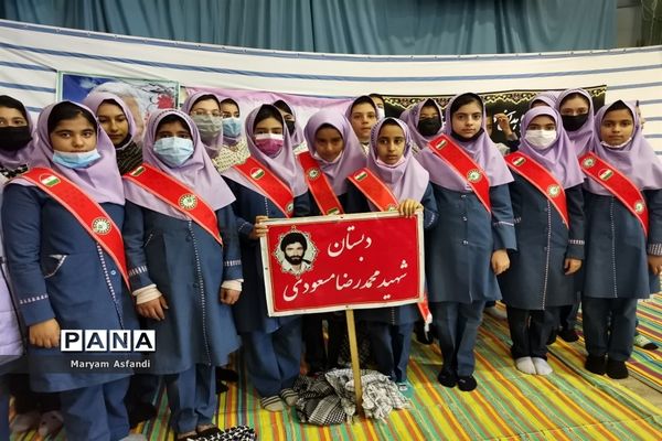 اجتماع بزرگ دهه نودی‌ها و همخوانی سرود سلام فرمانده و رفیق شهیدم