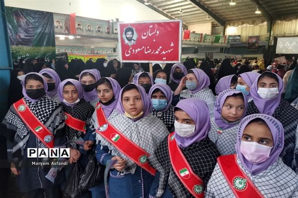 اجتماع بزرگ دهه نودی‌ها و همخوانی سرود سلام فرمانده و رفیق شهیدم