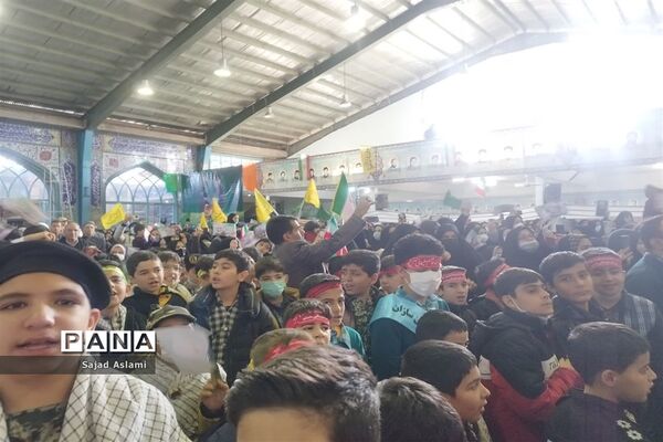 اجتماع بزرگ دهه نودی‌ها و همخوانی سرود سلام فرمانده و رفیق شهیدم