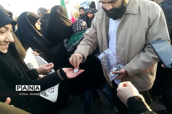 پیاده‌روی مردم قم در سالروز شهادت سردار سلیمانی