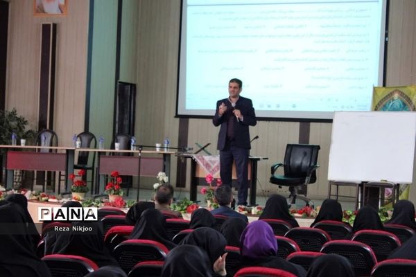 نشست فصلی مدیران مدارس ناحیه یک بهارستان