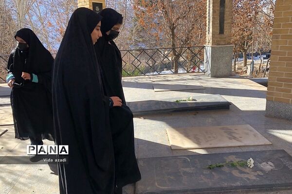 دیدار دانش‌آموزان  رودهن با مادر شهید مصیب نجف‌آهی از شهدای رودهن