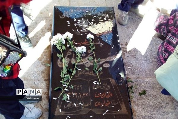 دیدار دانش‌آموزان  رودهن با مادر شهید مصیب نجف‌آهی از شهدای رودهن