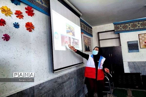 برگزاری جلسه آموزشی طرح  دادرس هلال احمر در دبیرستان پروین اعتصامی یک