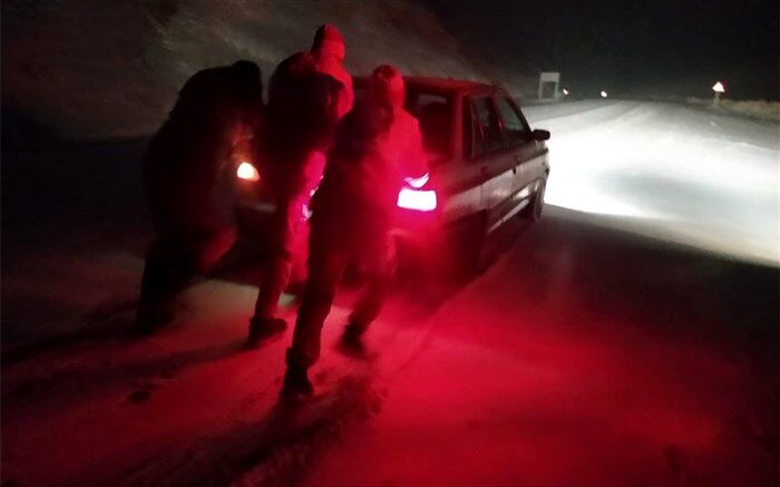 امدادرسانی هلال‌احمر به 679 مسافر گرفتار در برف و کولاک جاده‌های زنجان