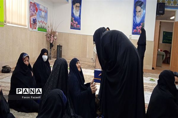 تکریم از مادران و همسران شهدای شهر نایین