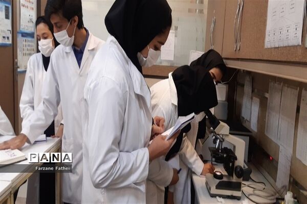 حضور دانش‌آموزان پژوهش‌سرای تهرانی مقدم منطقه چهاردانگه در آزمایشگاه تشخیص طبی متخصصین