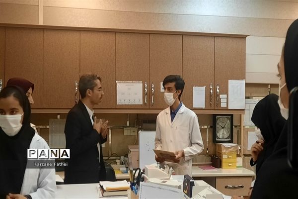 حضور دانش‌آموزان پژوهش‌سرای تهرانی مقدم منطقه چهاردانگه در آزمایشگاه تشخیص طبی متخصصین