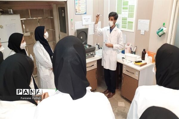 حضور دانش‌آموزان پژوهش‌سرای تهرانی مقدم منطقه چهاردانگه در آزمایشگاه تشخیص طبی متخصصین