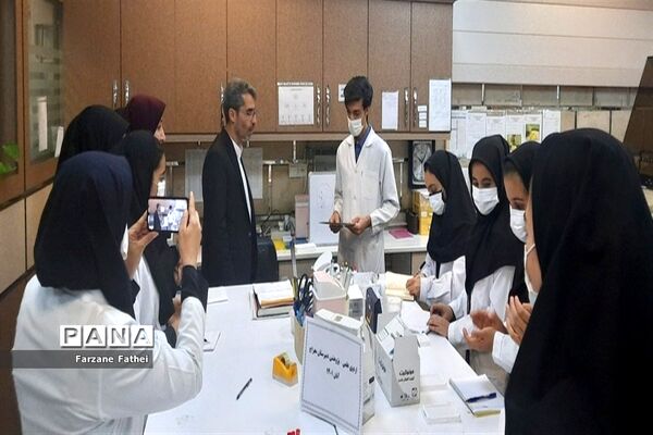 حضور دانش‌آموزان پژوهش‌سرای تهرانی مقدم منطقه چهاردانگه در آزمایشگاه تشخیص طبی متخصصین