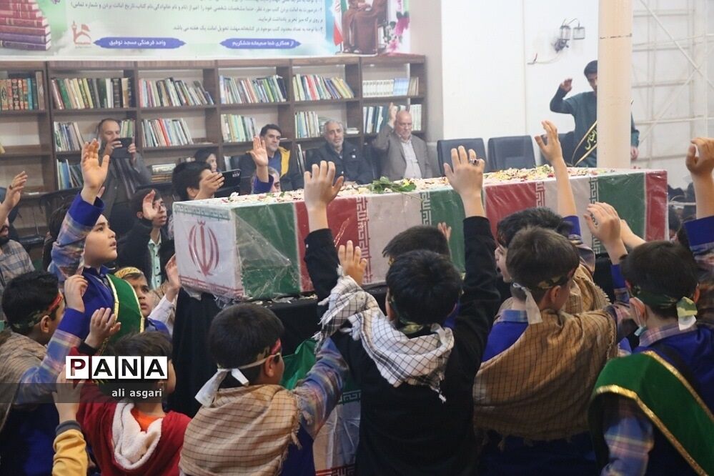 وداع خاطره‌انگیزدانش‌آموزان شهریار با شهدای گمنام