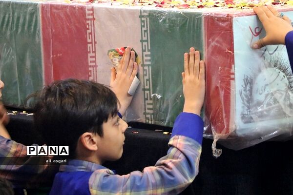 وداع خاطره‌انگیزدانش‌آموزان شهریار با شهدای گمنام