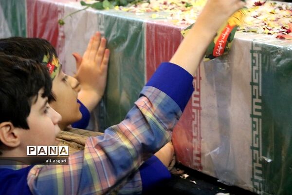 وداع خاطره‌انگیزدانش‌آموزان شهریار با شهدای گمنام