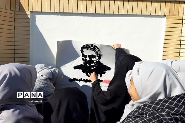 نقاشی تصویر سردار دل‌ها توسط دانش‌آموزان