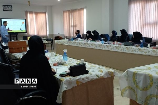 کارگاه مهارت فرزند‌پروری به صورت قطبی در آموزش و پرورش رودهن